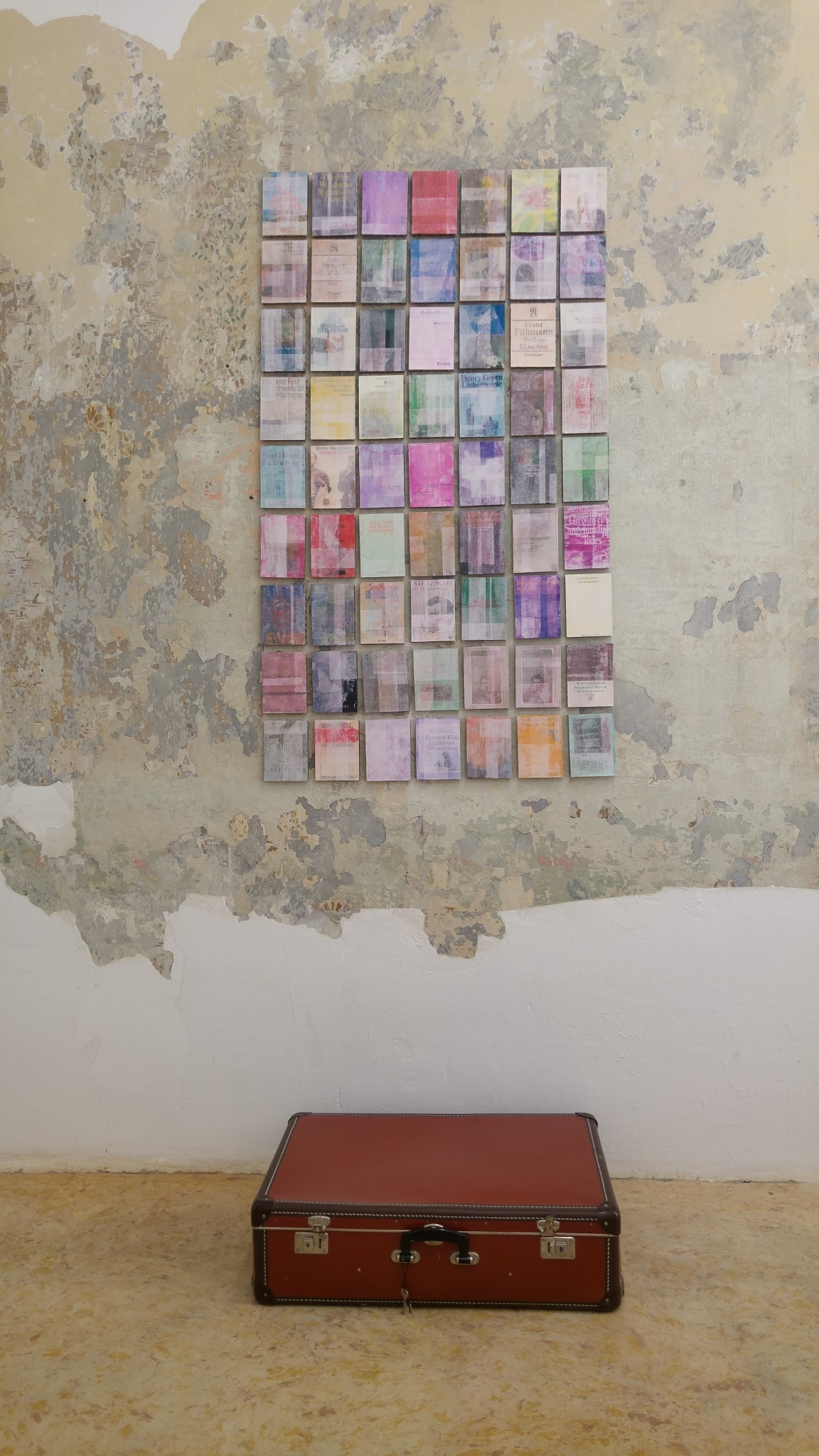 Vertical installation view of daimona aus dem koffer