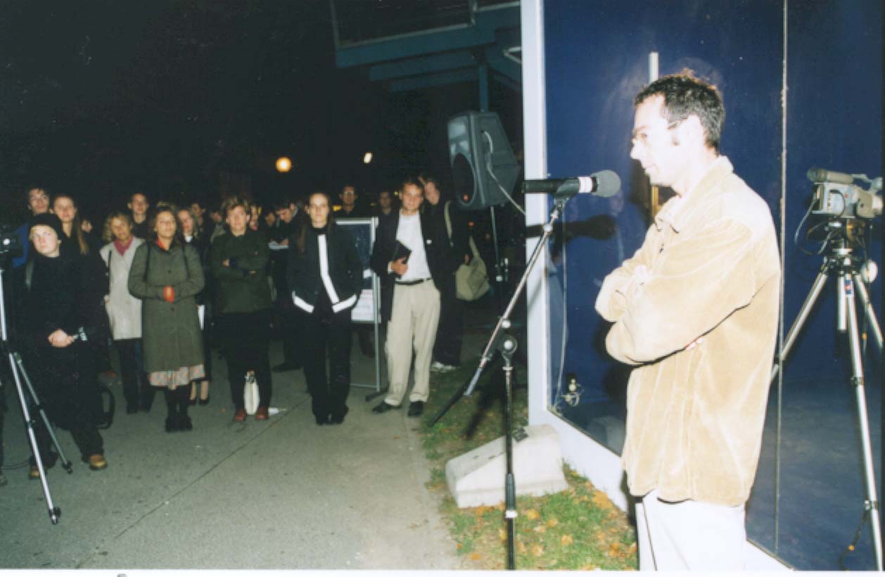 Toni Kleinlercher addressing the audience during DECODING:RECODING