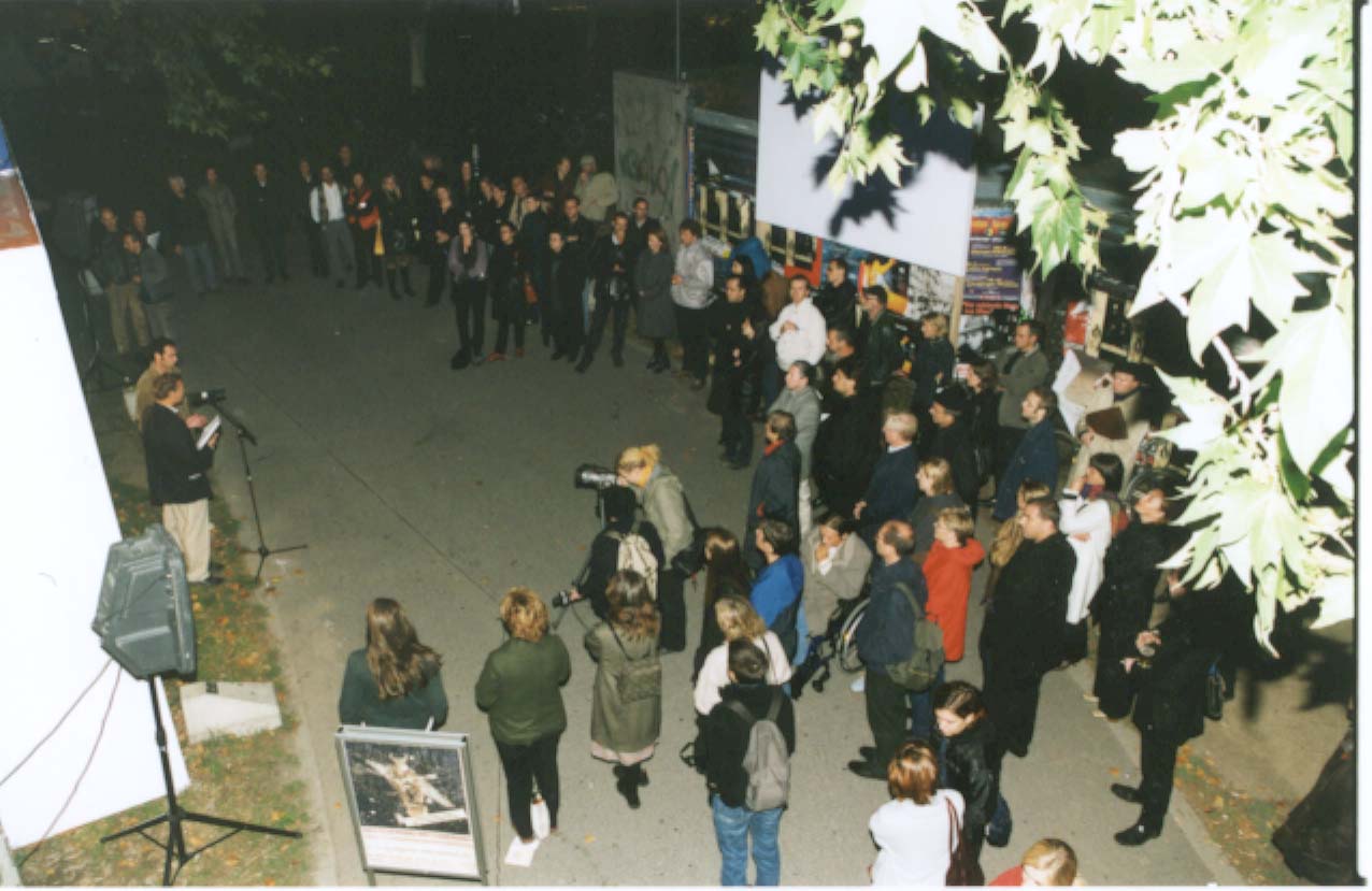 Audience outside Kunsthalle Wien during DECODING:RECODING
