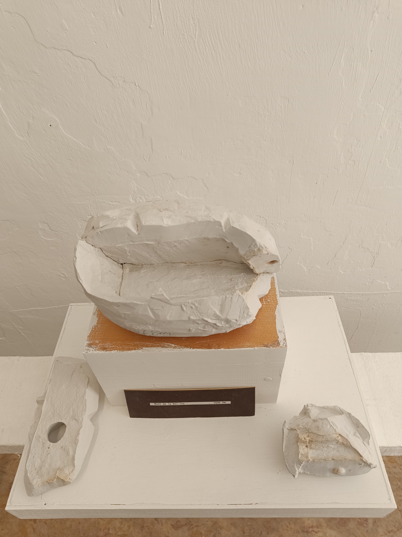 Original plaster summit-stone mould with related fragments